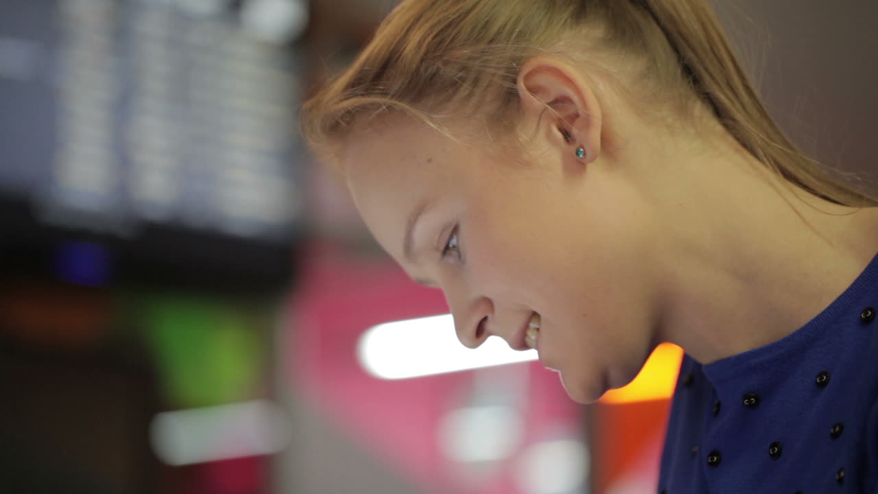 женщина использует сенсорную панель