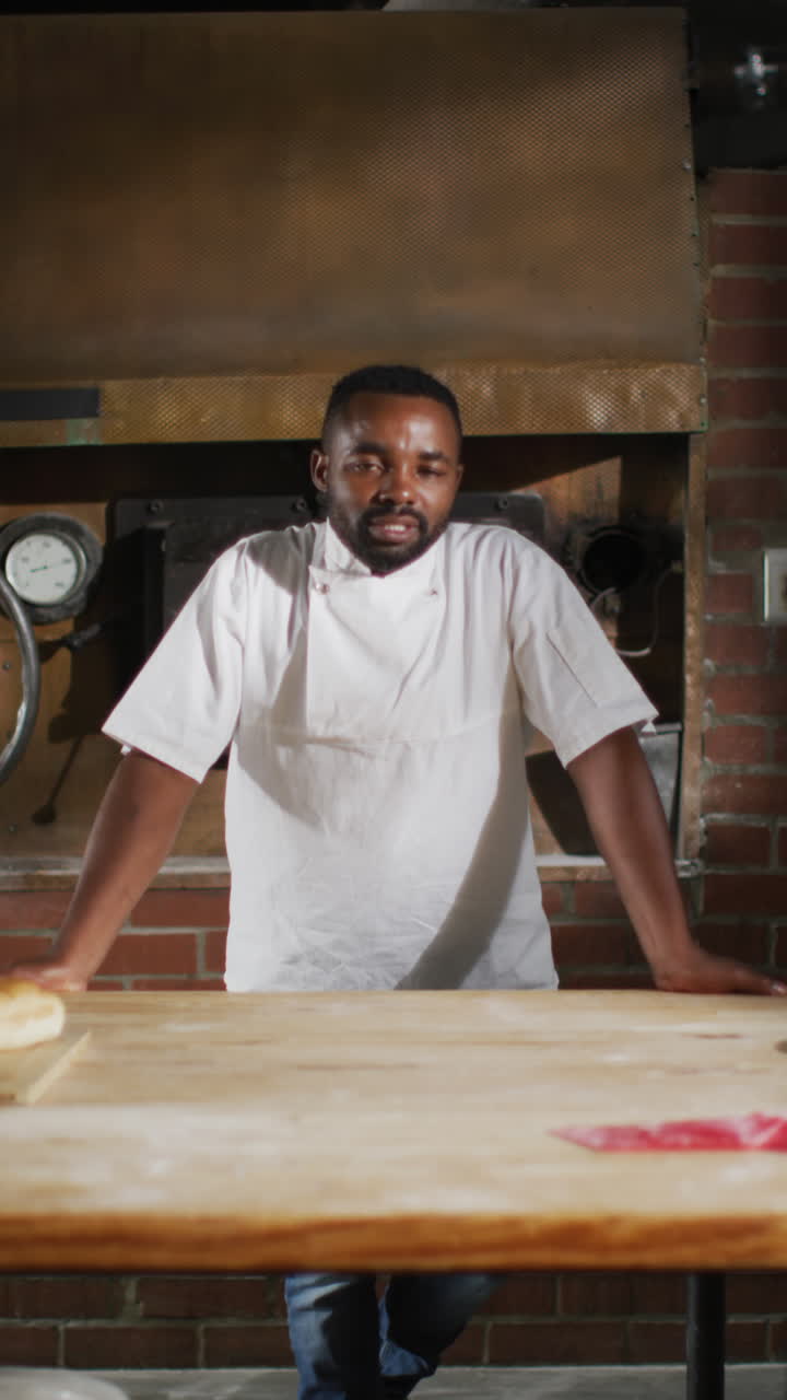 video vertical del retrato de un panadero afroamericano en una panadería