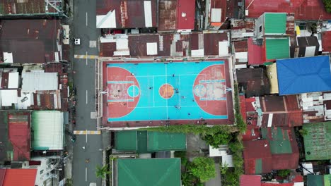 Drohnenperspektive-Von-Oben-Nach-Unten-Auf-Menschen,-Die-Basketball-In-Quezon-City,-Philippinen,-Auf-Dem-Straßenplatz-Spielen