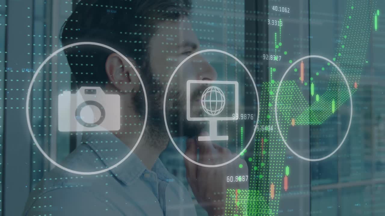 animación de iconos y procesamiento de datos sobre empresario caucásico trabajando en la oficina.