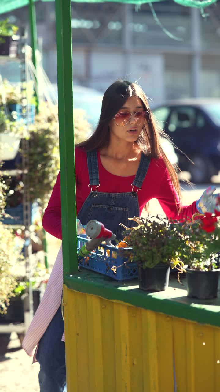 mujer vendiendo plantas en un mercado al aire libre