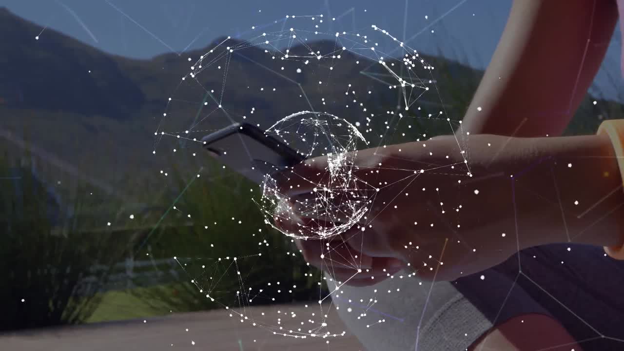 mundo de la red de conexiones girando contra la mujer usando un teléfono inteligente