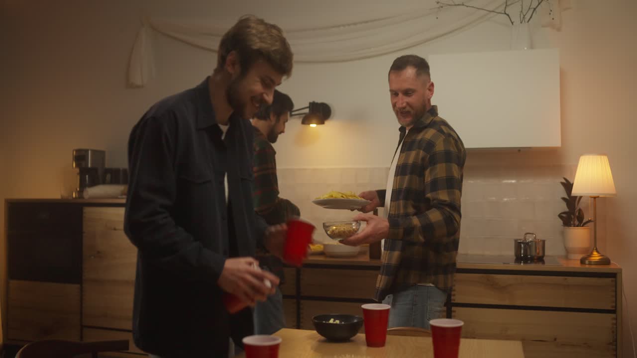 amigos haciendo una fiesta en casa