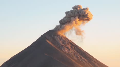 volcán acatenango y fuego con penacho de ceniza al atardecer