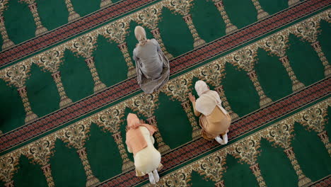 muslim women praying in a mosque
