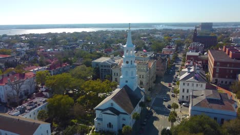 Eine-Drohnenaufnahme-Der-St.-Michaels-Kirche-In-Charleston,-Sc