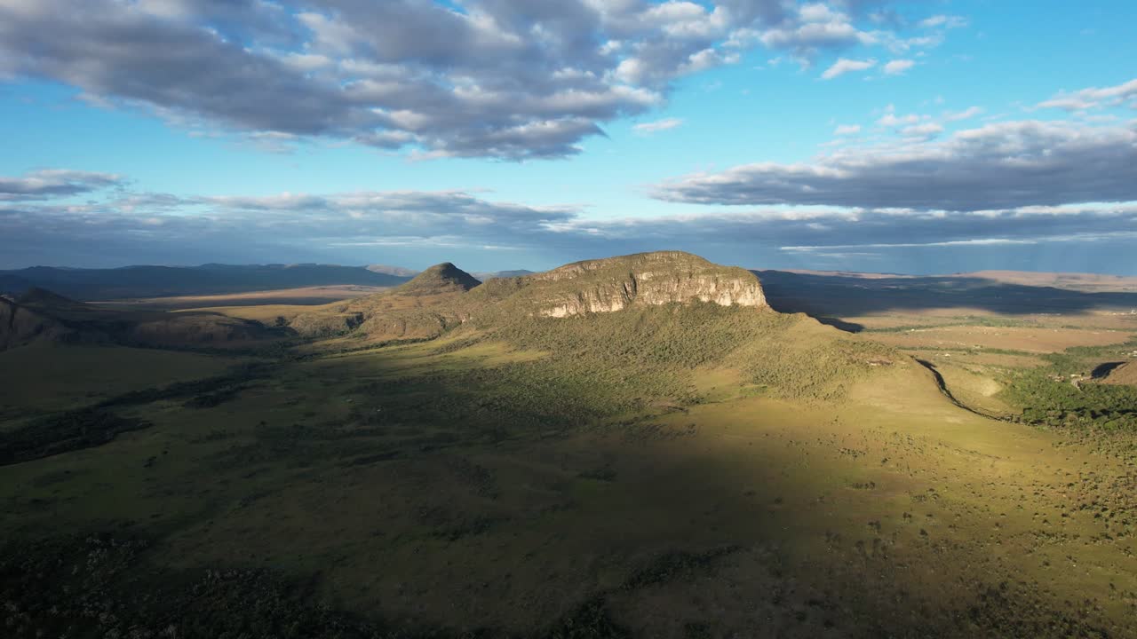 Vue aérienne d’un drone du jardin de Maytrea et du Morro da Baleia, vue panoramique aérienne du Jardim de Maytrea, champs verts, montagnes, coucher de soleil, Chapada dos Veadeiros, Goiás