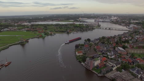 Municipio-Holandés-En-La-Vista-Aérea-De-La-Orilla-Del-Río