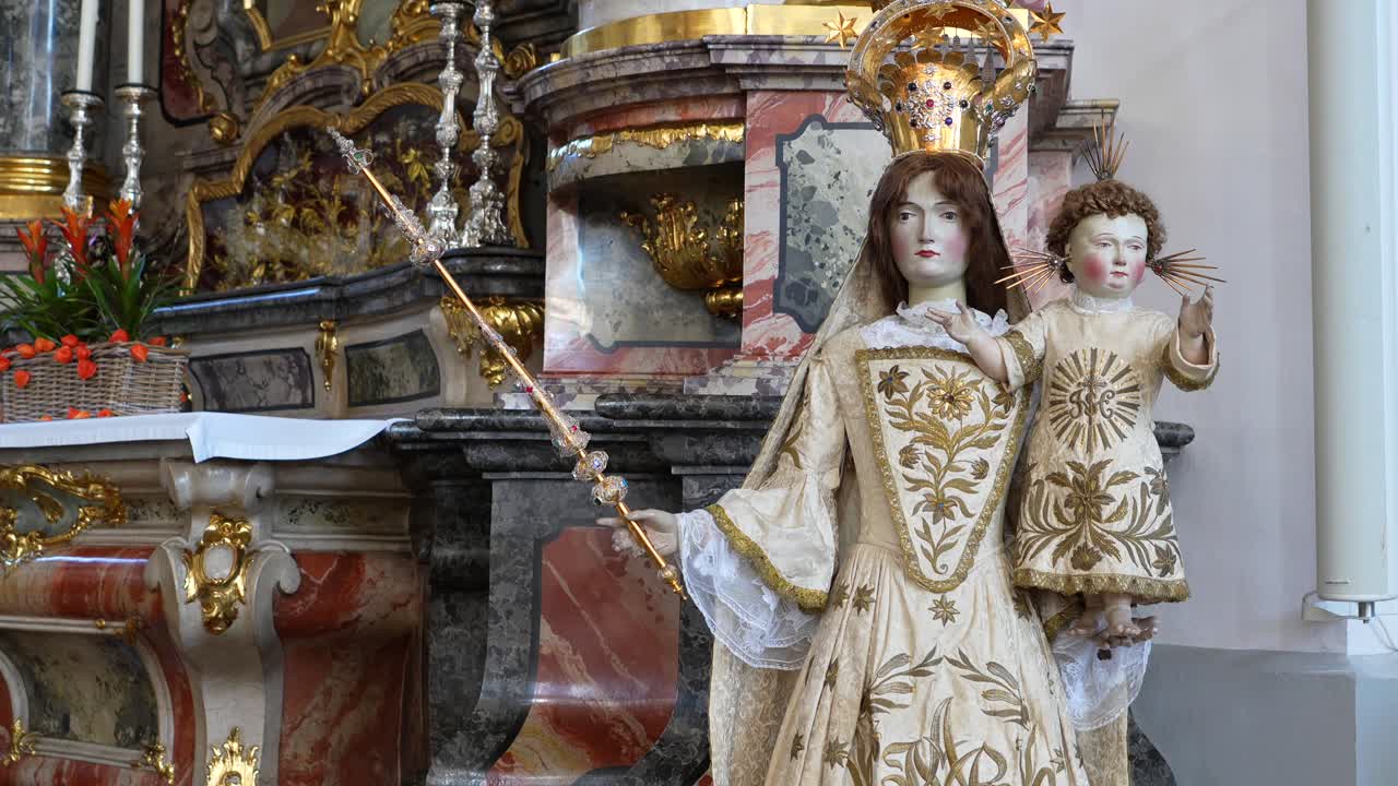 Видеоролик с изображением искусно оформленной кафедры и декоративных внутренних стен знаменитой церкви в кантоне Швиц