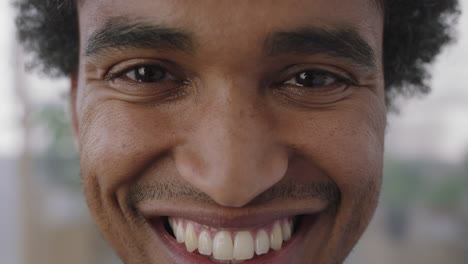 retrato en primer plano de un joven de raza mixta sonriendo feliz mirando a la cámara disfrutando de una exitosa oportunidad de trabajo hombre ambicioso en el espacio de trabajo de la oficina fondo
