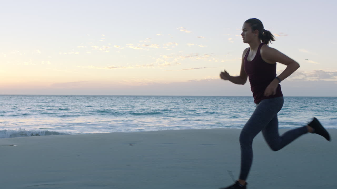 corriendo, corredor y mujer en la playa para estar en forma