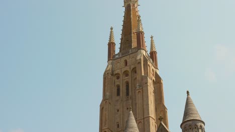 campanario de la iglesia de nuestra señora en bruges, bélgica