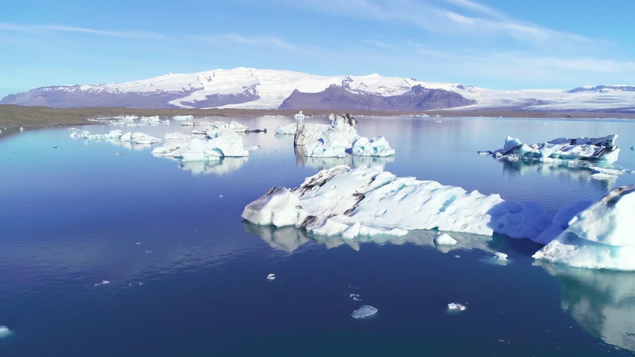 아이슬란드 14의 북극 요쿨살론 빙하 석호에서 빙산 위의 아름다운 공중