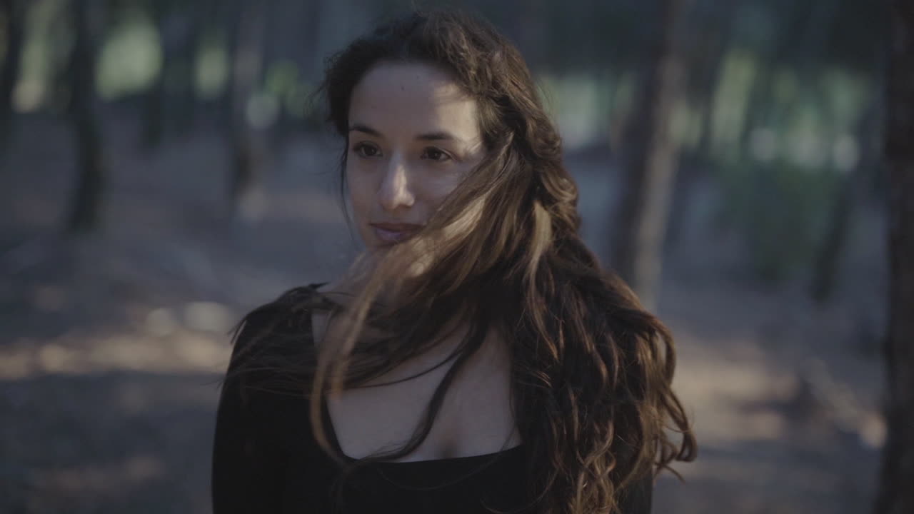 hermosa modelo española haciendo alarde de su belleza con una sonrisa