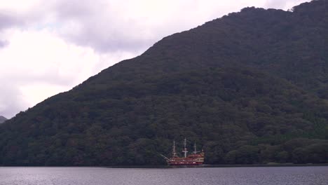 Berühmtes-Hakone-Piraten-Touristenschiff,-Das-Vor-Grünen-Bergen-Vorbeifährt-Und-Maßstab-Zeigt