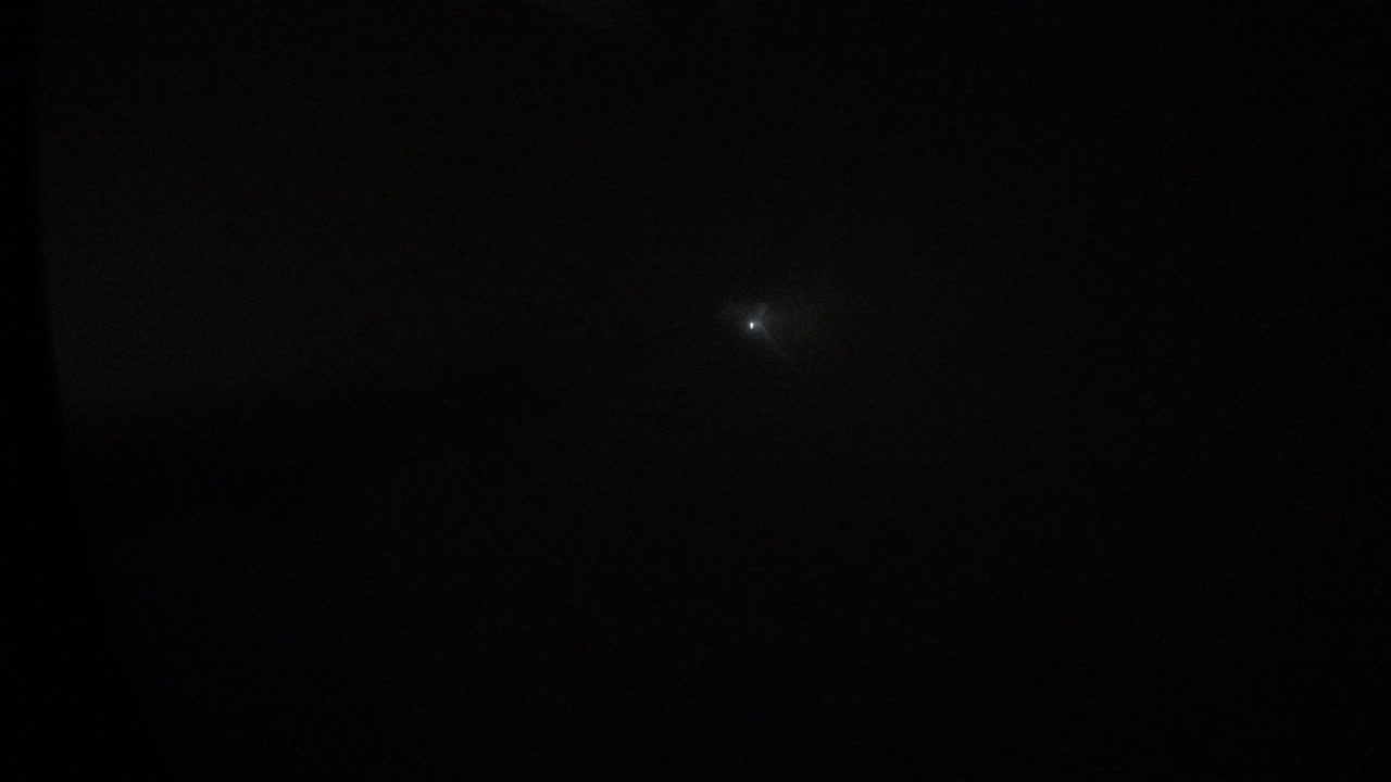 avión volando con mal tiempo y niebla espesa