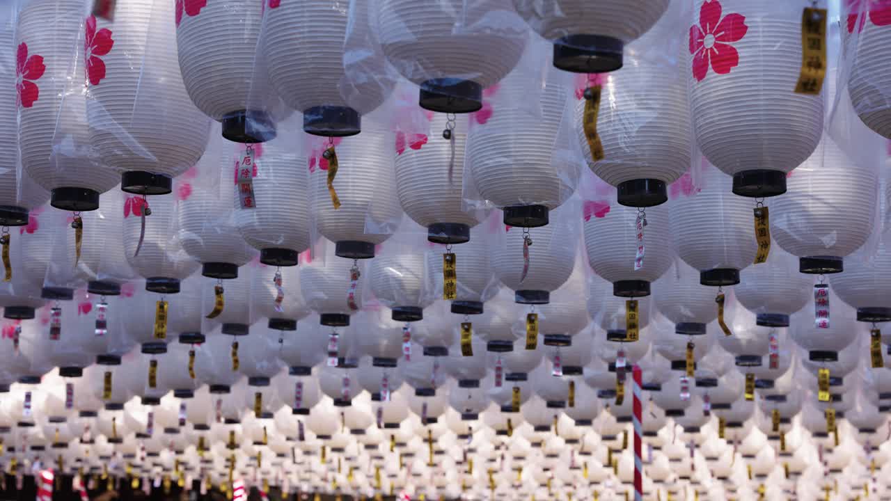 日本の神社の祭りに飾られた数千の提灯