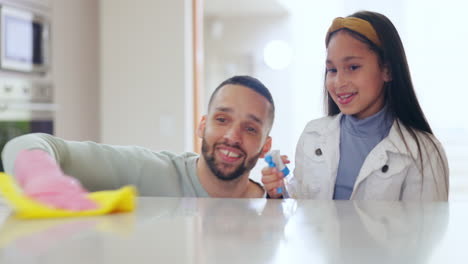 padre, hijo y mesa de cocina de spray