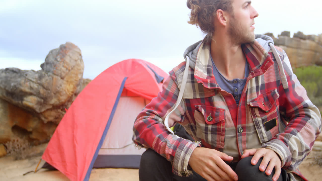 캠핑장에서 손을 흔들고 있는 남자 4k
