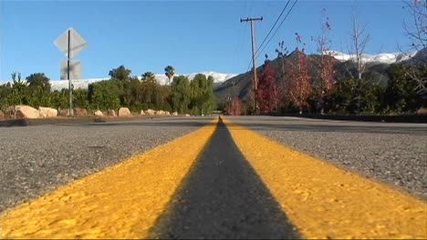 Street-level-view-of-a-double-yellow-line-on-a-roadway