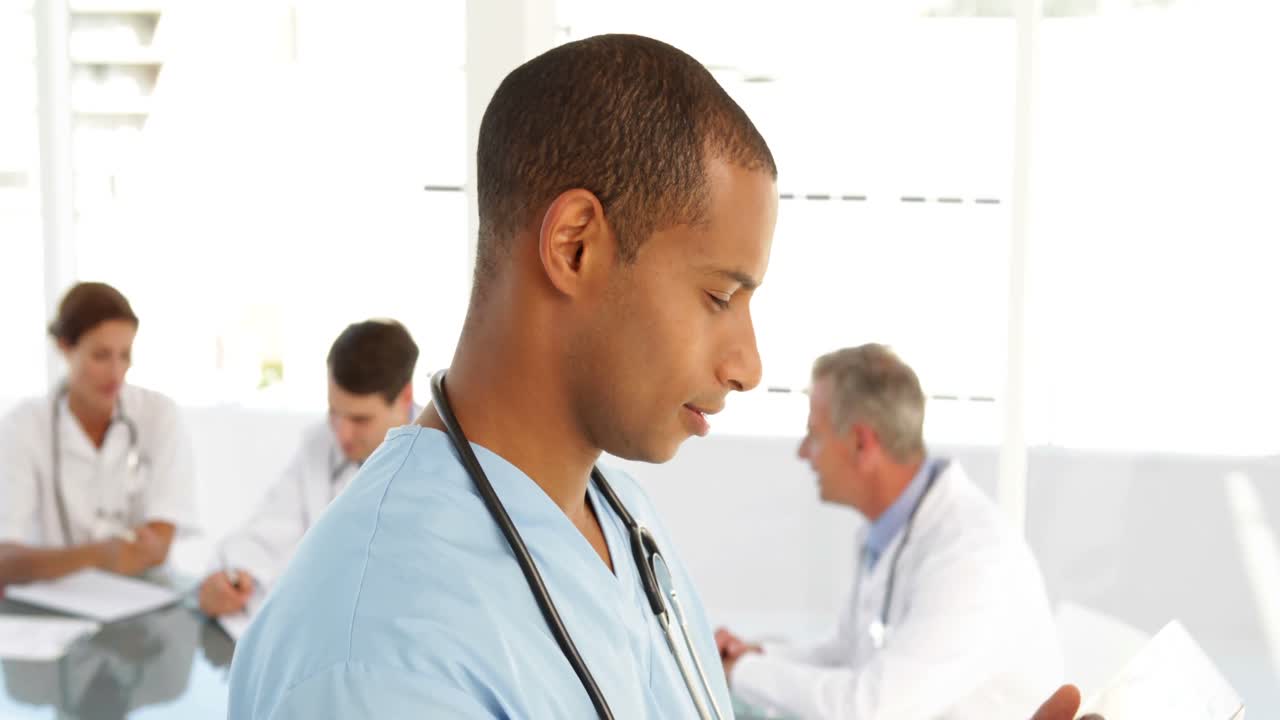 enfermera masculina revisando un archivo