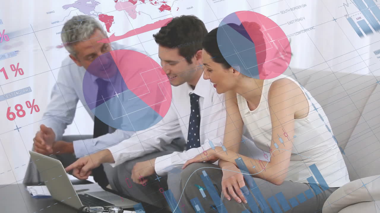 animación del procesamiento de datos financieros sobre diversas personas de negocios en la oficina