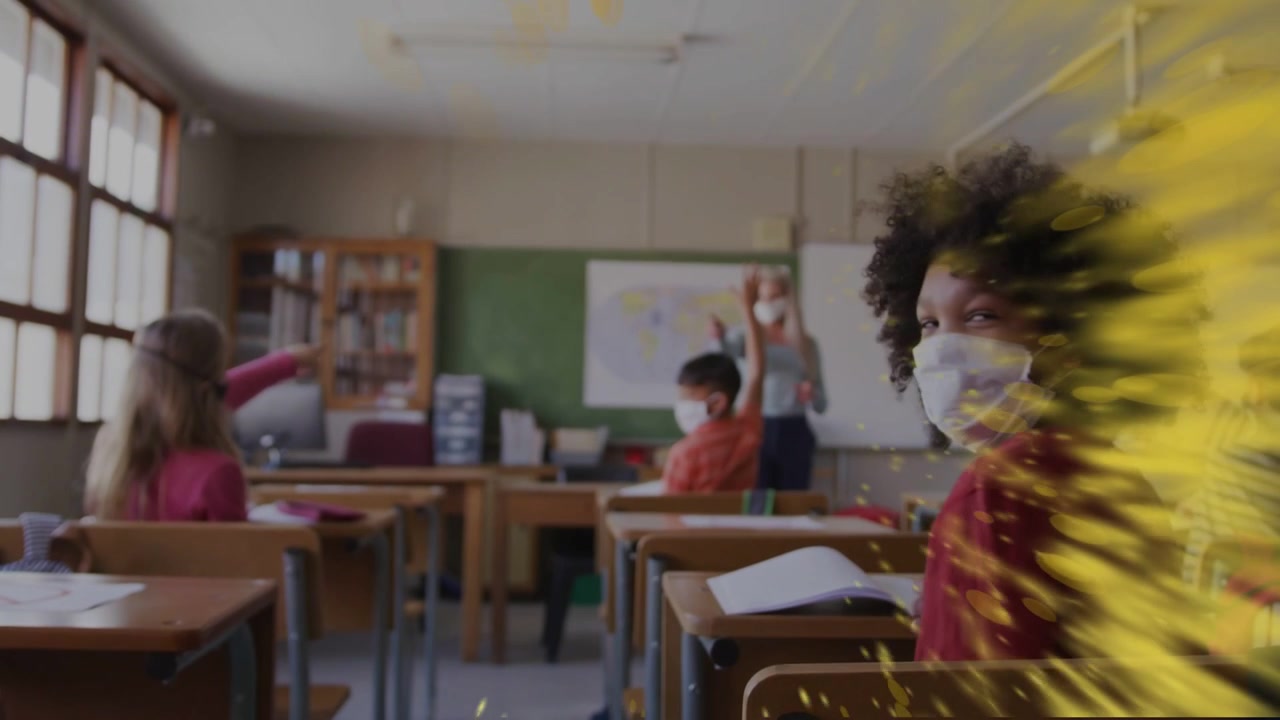 Professor(a) fazendo uma pergunta, alunos se levantando, varredura amarela cruzando a sala, circulando criança usando máscara