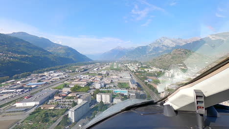 Punto-De-Vista-Piloto-Desde-La-Cabina,-Aterrizaje-De-Aviones-En-El-Punto-De-Vista-Del-Aeropuerto-De-Montaña