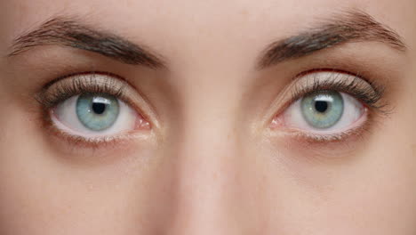 Cerrar-Macro-Ojos-Azules-Abriendo-Natural-Mujer-Belleza-Humana