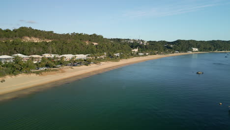 Weite-Landschaft-Des-Reiseziels-Moreton-Island,-Drohnenflug-Bei-Sonnigem-Tageslicht,-Blaues-Meer,-Weiße-Sandklippen-Mit-Ferienhäusern