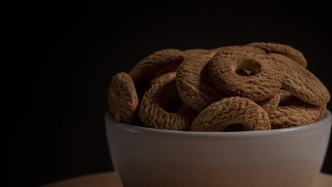galletas de coco de anillo servidas en un cuenco. pequeñas rosquillas brasileñas. enfoque selectivo en una vista frontal
