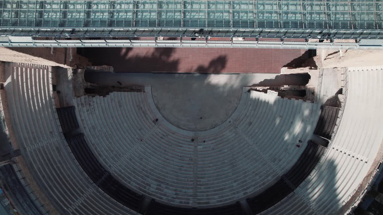 고대 오렌지 극장의 드론 , 의 대칭은 웅장합니다, 우리는 나무 바닥, 돌 스탠드와 유리 지붕을 볼 수 있습니다.