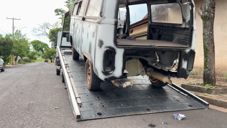 coche antiguo remolcado para su restauración