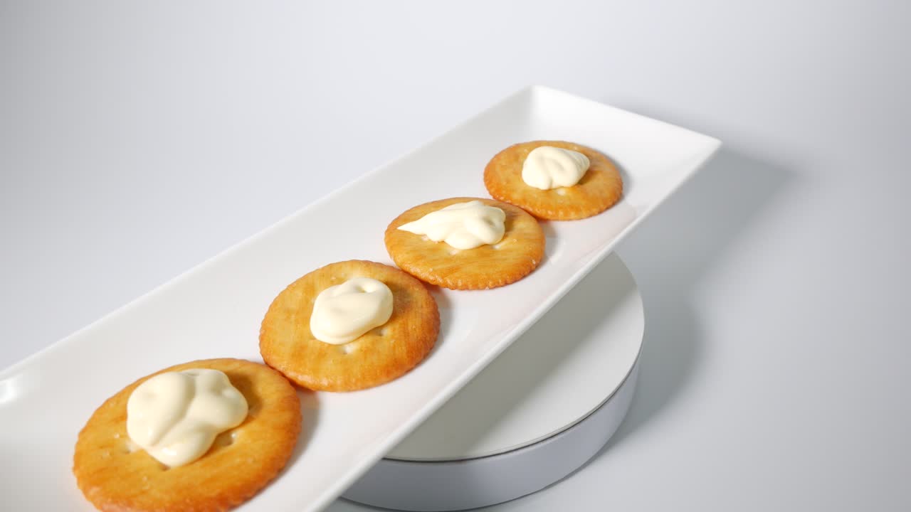 마요네즈와 함께 둥근 크래커