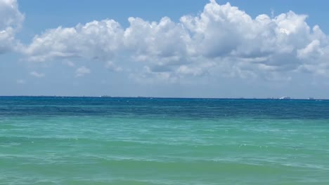 타나 루 (quintana roo) 의 플라야 델 카르멘 (playa del carmen) 에서 코즈멜 운하를 가로질러 찍은 드  포닝