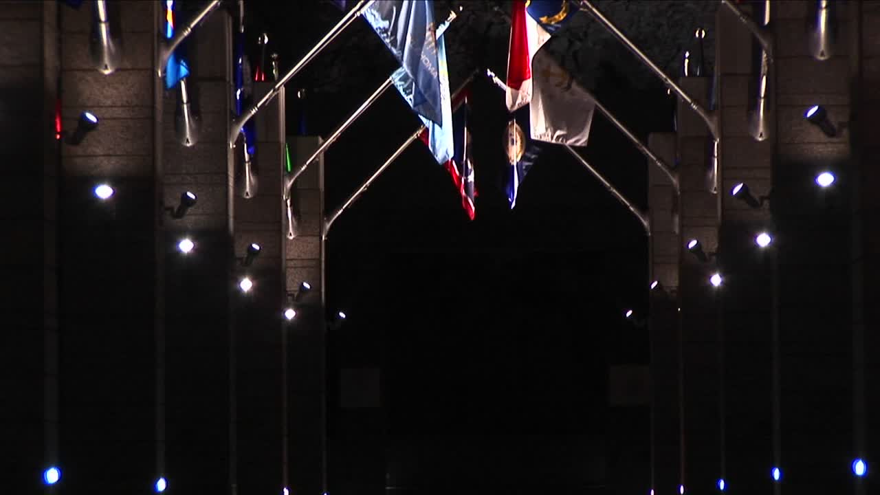 камера проезжает по аллее флагов к ночной горе рашмор в огнях