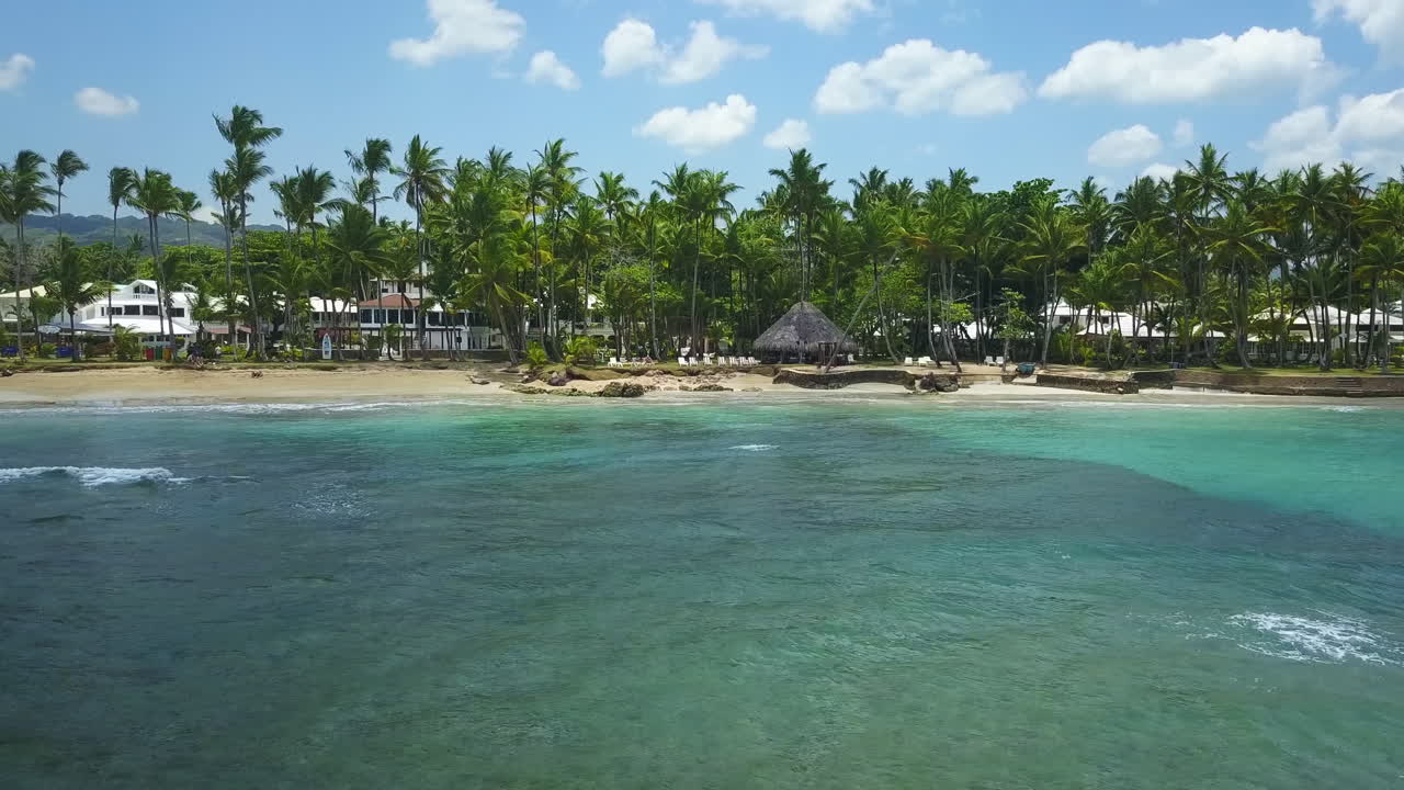 una hermosa playa en república dominicana llamada playa bonita en las terrenas