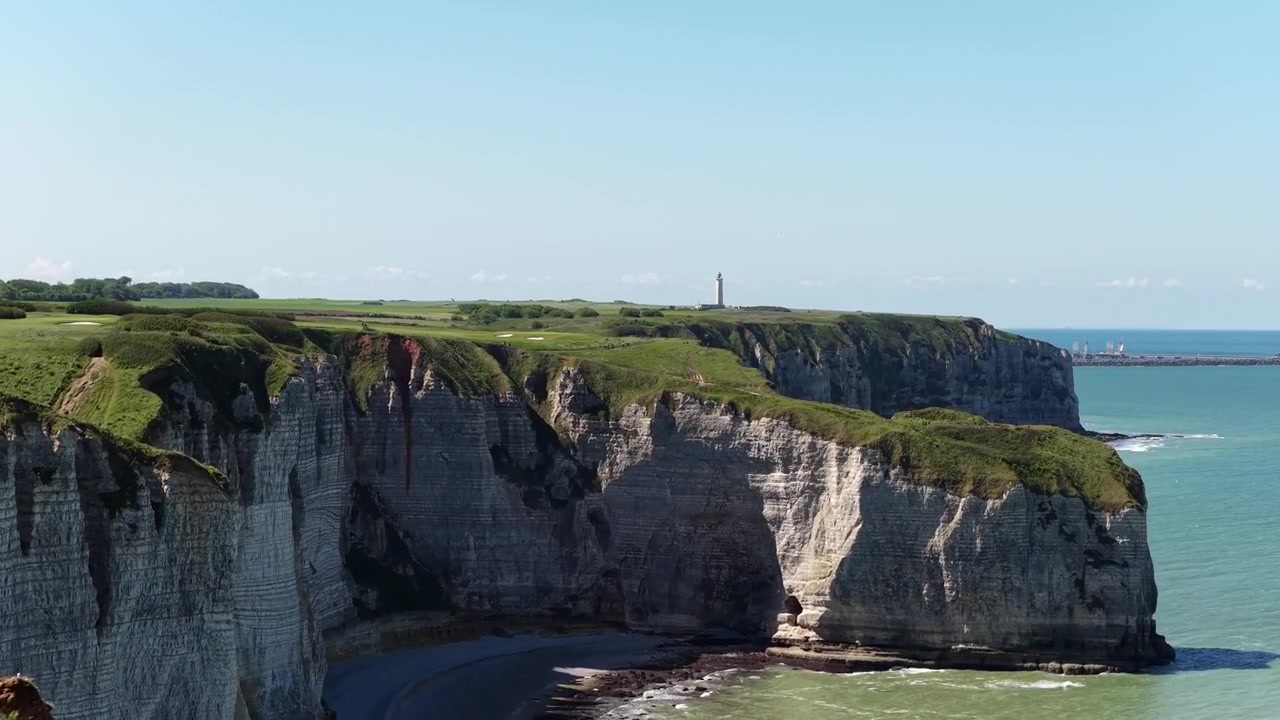 Vue aérienne par drone de l'érosion naturelle d'une falaise en aval sur la Côte d'Albâtre, côte d'Étretat, Normandie, France.