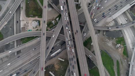 este video trata sobre una vista panorámica del tráfico en hora pico en la autopista principal de houston