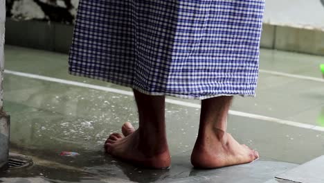 Pobre-Indio-Limpiando-El-Piso-Después-De-La-Tormenta