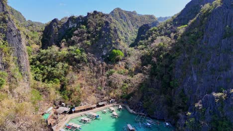 Drohnenaufnahmen-Von-Klippen-Und-Booten-Auf-Der-Insel-Coron-Auf-Den-Philippinen