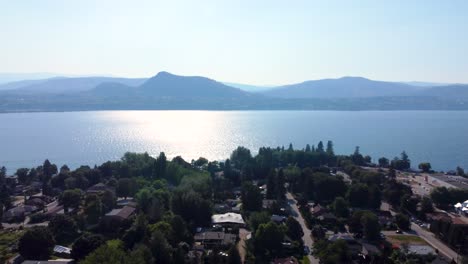 Panning-drone-shot-of-the-town-of-Naramata,-BC