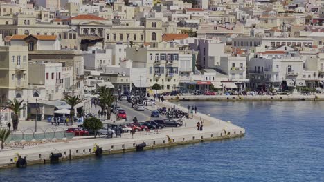 tráfico en el puerto marítimo de ermoupoli en la isla de siros, grecia