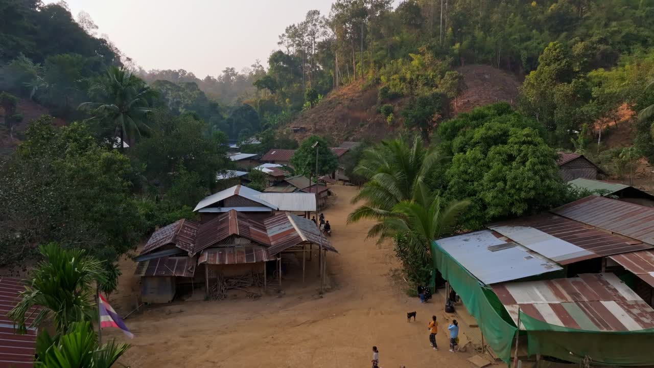 Volleyballkamp i en fredelig etnisk landsby omgivet af grøn natur, Thailand