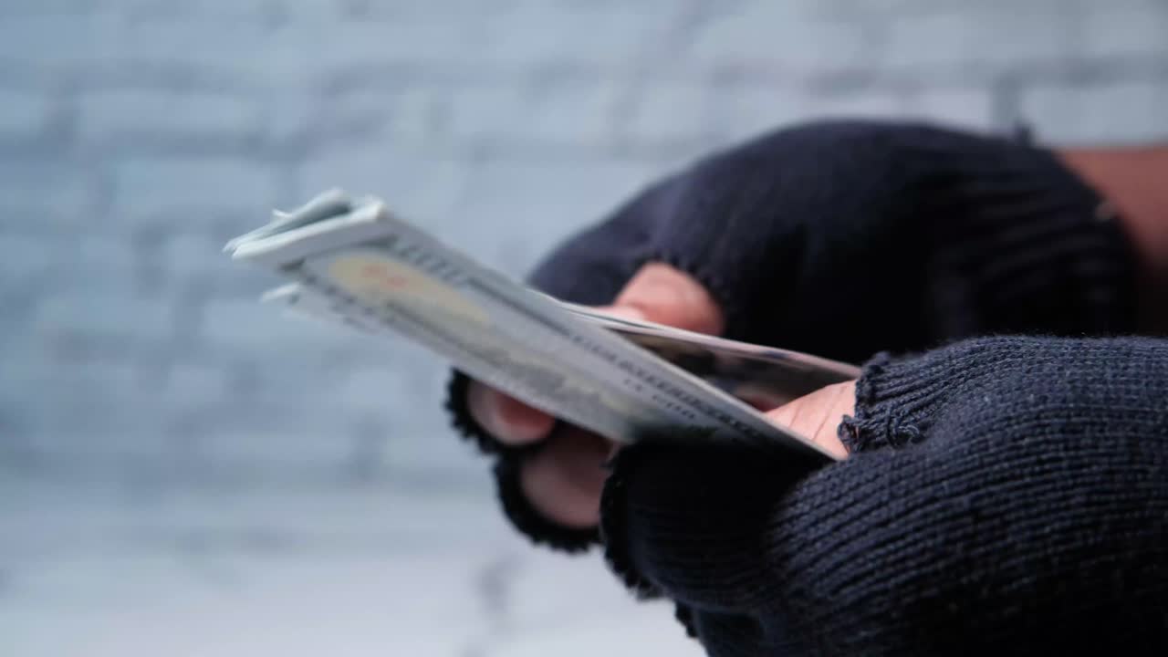 dinero en las manos usando guantes