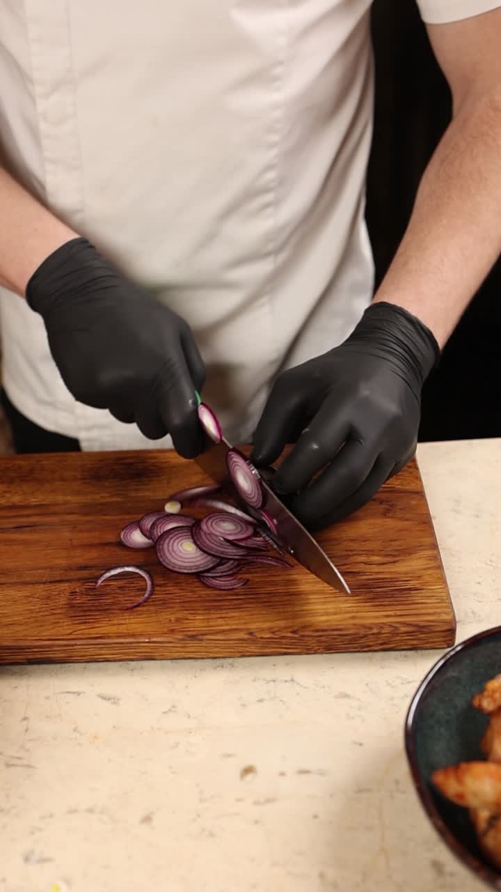 el chef cortando cebollas rojas