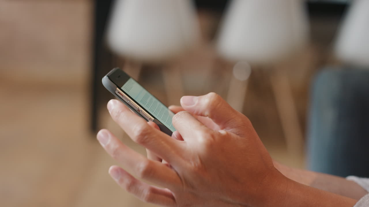 mujer en primer plano usando un dispositivo de teléfono inteligente en casa leyendo tecnología de la información
