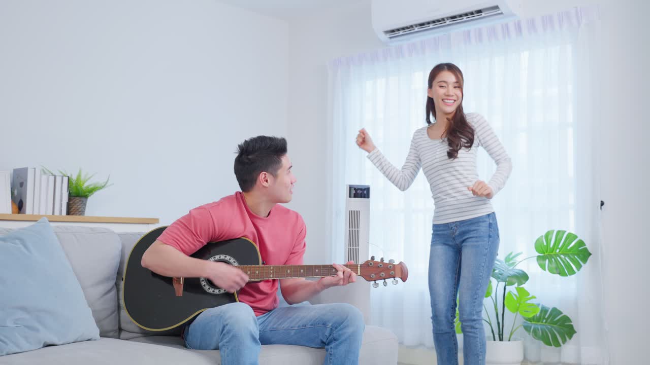 행복한 커플이 집에서 노래하고 춤을 춘다