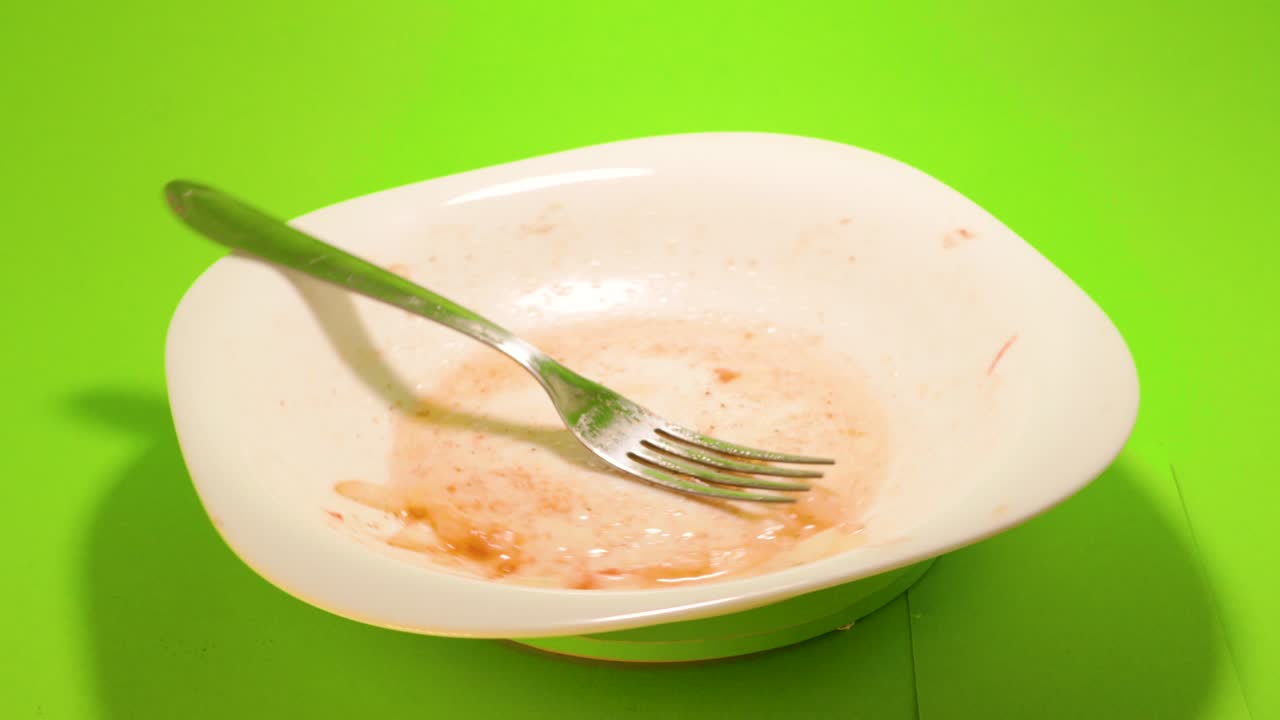 더러운 접시 접시 wazh 고립 된 크로마 키 청소기 개념