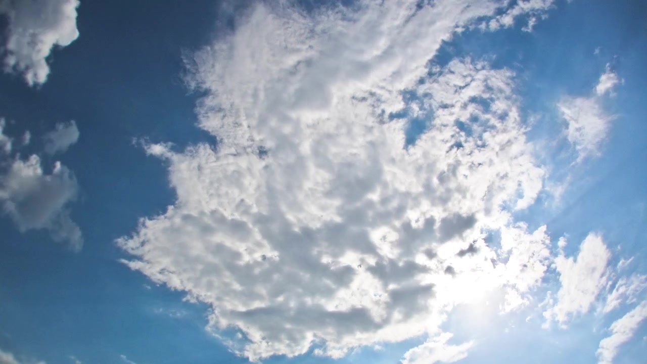 Hermoso cielo azul con rayos de sol y nubes en timelapse. Rayos de sol.